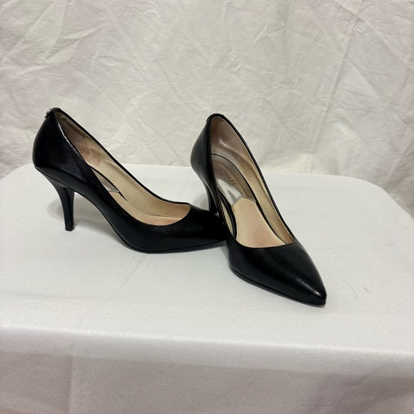Michael Kors Flex Mid-Heel pumps in black leather. - Picture 6 of 10